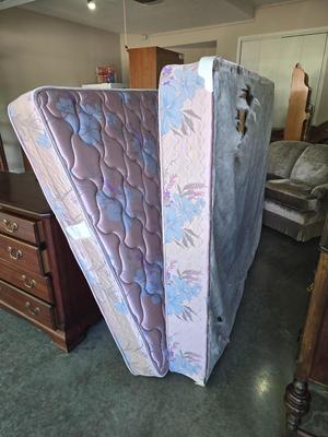 Sleigh bed