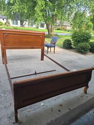 Sleigh bed