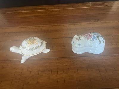 Sale Photo Thumbnail #29: Elizabeth Arden for Avon cat candle and decorative turtle w/lid