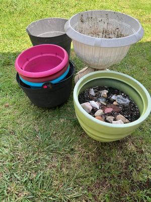 Sale Photo Thumbnail #218: Assortment of plastic pots in different sizes - all in good shape