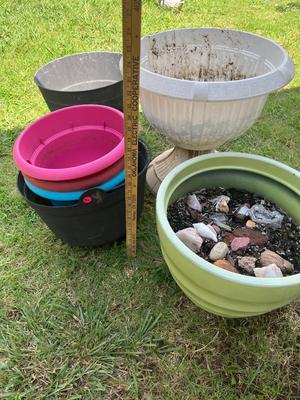 Sale Photo Thumbnail #219: Assortment of plastic pots in different sizes - all in good shape