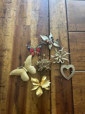 Sale Photo Thumbnail #260: Group of pins