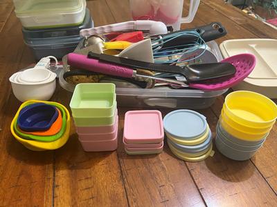 Sale Photo Thumbnail #275: Assortment of plastic food containers, measuring bowls and other kitchen items