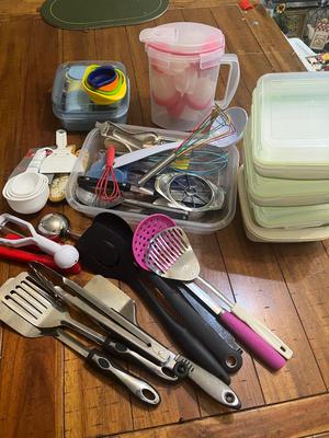 Sale Photo Thumbnail #277: Assortment of plastic food containers, measuring bowls and other kitchen items
