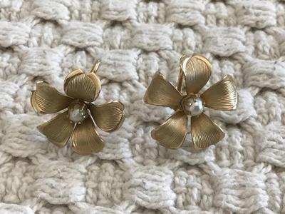 Gold Filled Pearl Screw back Earrings