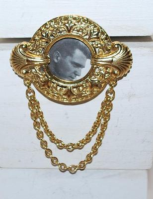 Gold Colored PHOTO BROOCH (3" x 2¼") with a SLIDE-IN Picture Gold Tone Setting & Dangle