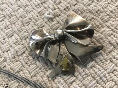 800 Vintage Stamp Large Bow Penguin Brooch
