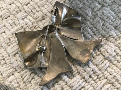 800 Vintage Stamp Large Bow Penguin Brooch