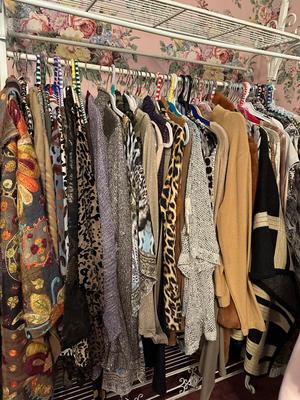 Clothing w/ Decorative rack 60- 80 pieces of L - 2XL Women's Fashion Brands