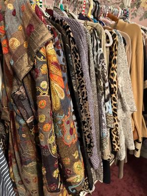 Clothing w/ Decorative rack 60- 80 pieces of L - 2XL Women's Fashion Brands