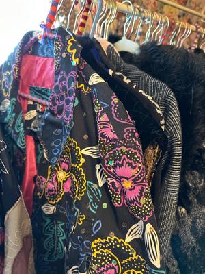 Clothing w Decorative Rack 60-80 pieces of Women's size L -2XL Fashion Brands