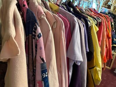 Clothing w/ Decorative Rack 60-80 pieces of Women's size L - 2XL Fashion Brands