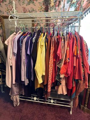 Clothing w/ Decorative Rack 60-80 pieces of Women's size L - 2XL Fashion Brands