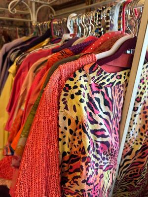 Clothing w/ Decorative Rack 60-80 pieces of Women's size L - 2XL Fashion Brands