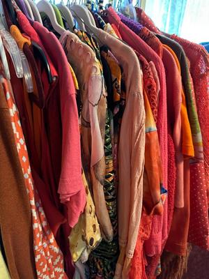 Clothing w/ Decorative Rack 60-80 pieces of Women's size L - 2XL Fashion Brands