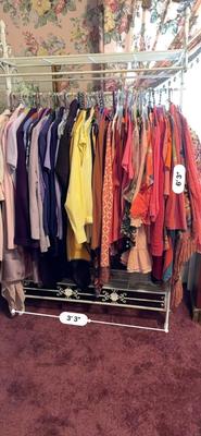 Clothing w/ Decorative Rack 60-80 pieces of Women's size L - 2XL Fashion Brands