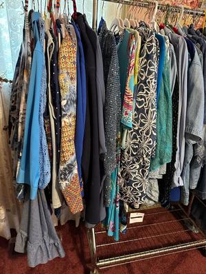 Clothing w/ Utility rack 60-80 pieces of Womens size L - 2xl Fashion Brands