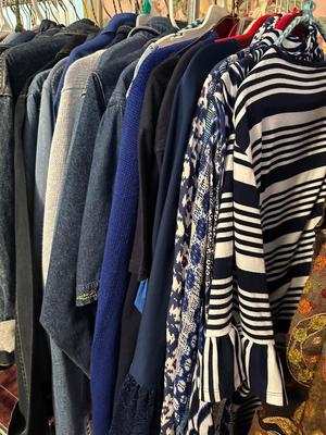 Clothing w/ Utility rack 60-80 pieces of Womens size L - 2xl Fashion Brands