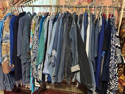 Clothing w/ Utility rack 60-80 pieces of Womens size L - 2xl Fashion Brands