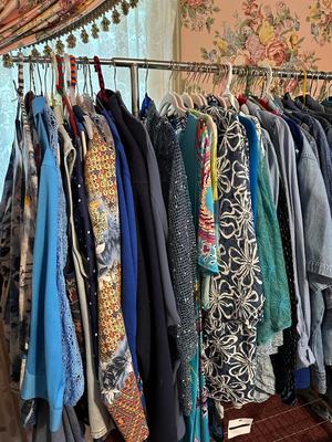 Clothing w/ Utility rack 60-80 pieces of Womens size L - 2xl Fashion Brands