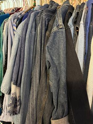 Clothing w/ Utility rack 60-80 pieces of Womens size L - 2xl Fashion Brands