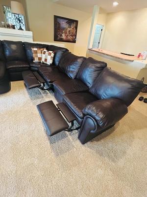 BEAUTIFUL LANE LEATHER RECLINING SECTIONAL SOFA IN MINT CONDITION!