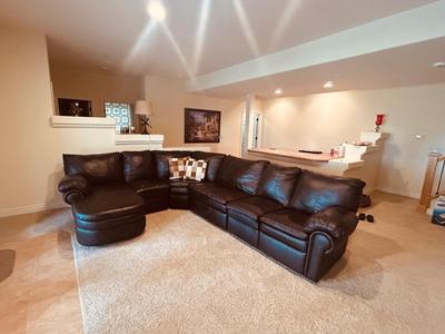 BEAUTIFUL LANE LEATHER RECLINING SECTIONAL SOFA IN MINT CONDITION!