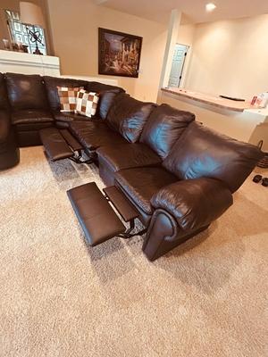 BEAUTIFUL LANE LEATHER RECLINING SECTIONAL SOFA IN MINT CONDITION!