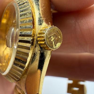 Variety of Women’s Watches with Metal Bands (ST-HS)