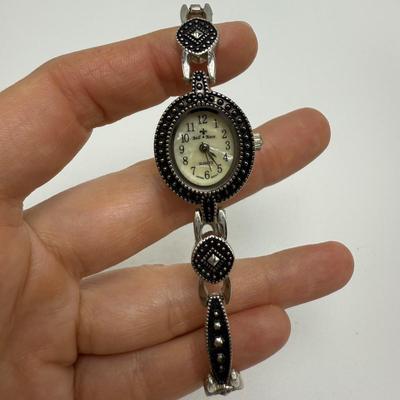 Variety of Women’s Watches with Metal Bands (ST-HS)