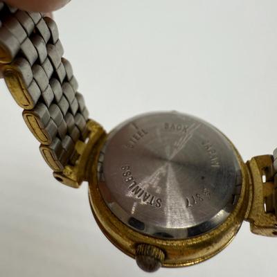 Variety of Women’s Watches with Metal Bands (ST-HS)
