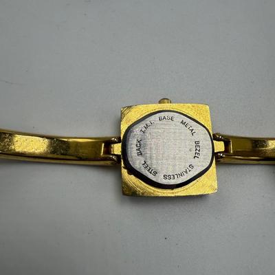 Variety of Women’s Watches with Metal Bands (ST-HS)