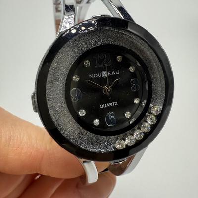 Variety of Women’s Watches with Metal Bands (ST-HS)