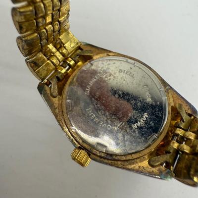Variety of Women’s Watches with Metal Bands (ST-HS)