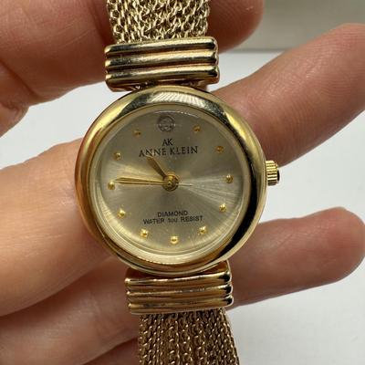 Variety of Women’s Watches with Metal Bands (ST-HS)