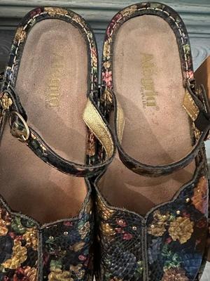 Clothing - Shoes - Fashion Brands size 9 - 9.5 w/ rack