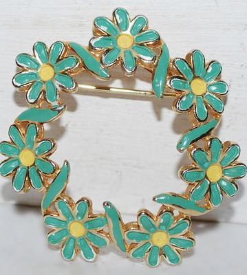 GREEN & YELLOW Flower Wreath BROOCH (1¾" Diam.) on a Gold Tone Setting
