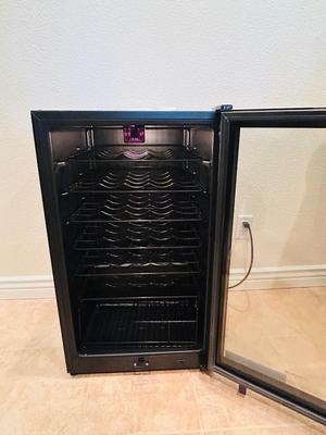FRIDGIDARE 34 BOTTLE WINE COOLER