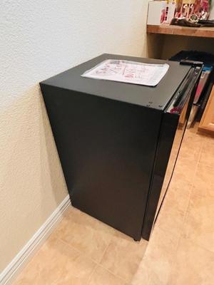 FRIDGIDARE 34 BOTTLE WINE COOLER