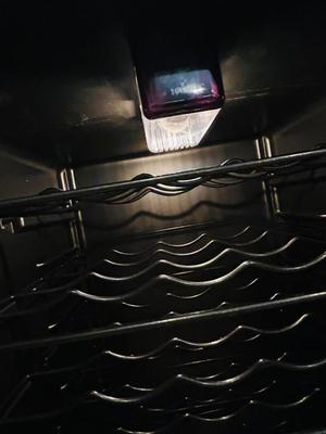FRIDGIDARE 34 BOTTLE WINE COOLER