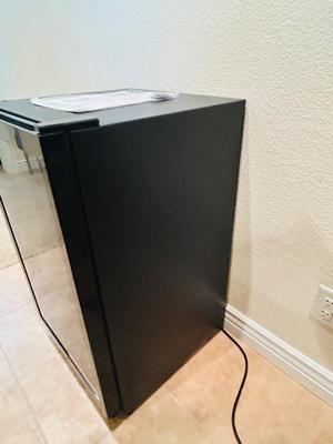 FRIDGIDARE 34 BOTTLE WINE COOLER