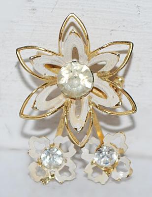 Dainty White Petal FLOWER BROOCH (1" x ¾") with 3 Stones & a Wire Outline on a Gold Tone Setting