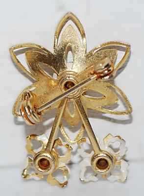 Dainty White Petal FLOWER BROOCH (1" x ¾") with 3 Stones & a Wire Outline on a Gold Tone Setting
