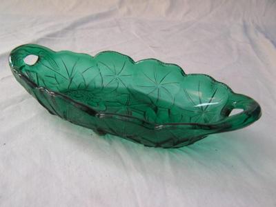 More beautiful vintage Mid-Century items like this elsewhere in this sale. Vintage Mid-Century Indiana Glass, Lily Pons, elliptical...