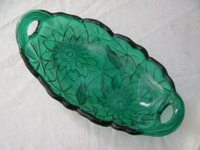 More beautiful vintage Mid-Century items like this elsewhere in this sale. Vintage Mid-Century Indiana Glass, Lily Pons, elliptical...