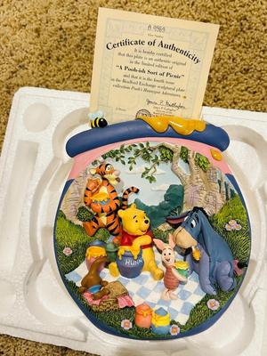 WINNIE THE POOH HONEY POT ADVENTURES SCULPTURAL PLATES FROM THE BRADFORD EXCHANGE