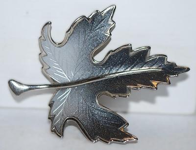 GRAY & BLACK OAK LEAF BROOCH (2¼" x 1¾") on a Silver Tone Setting