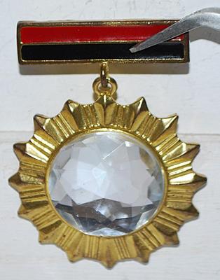 Large Clear Glass Beveled Stone Dangle STARBURST BROOCH (2½" x 1¾") with RED & BLACK Top Bar on a Gold Tone Setting