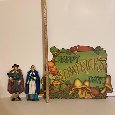 LOT 15B: Vintage Cardboard Holiday Decorations