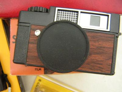 4 old film cameras, assorted types/styles/film types. 15 flash cubes